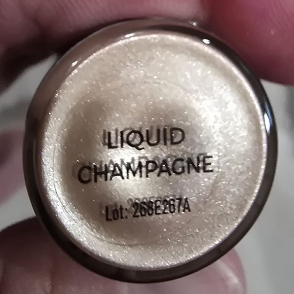 Makeup Revolution Liquid Highlighter / Champagne / .61 fl Oz/ Sealed - Picture 4 of 4